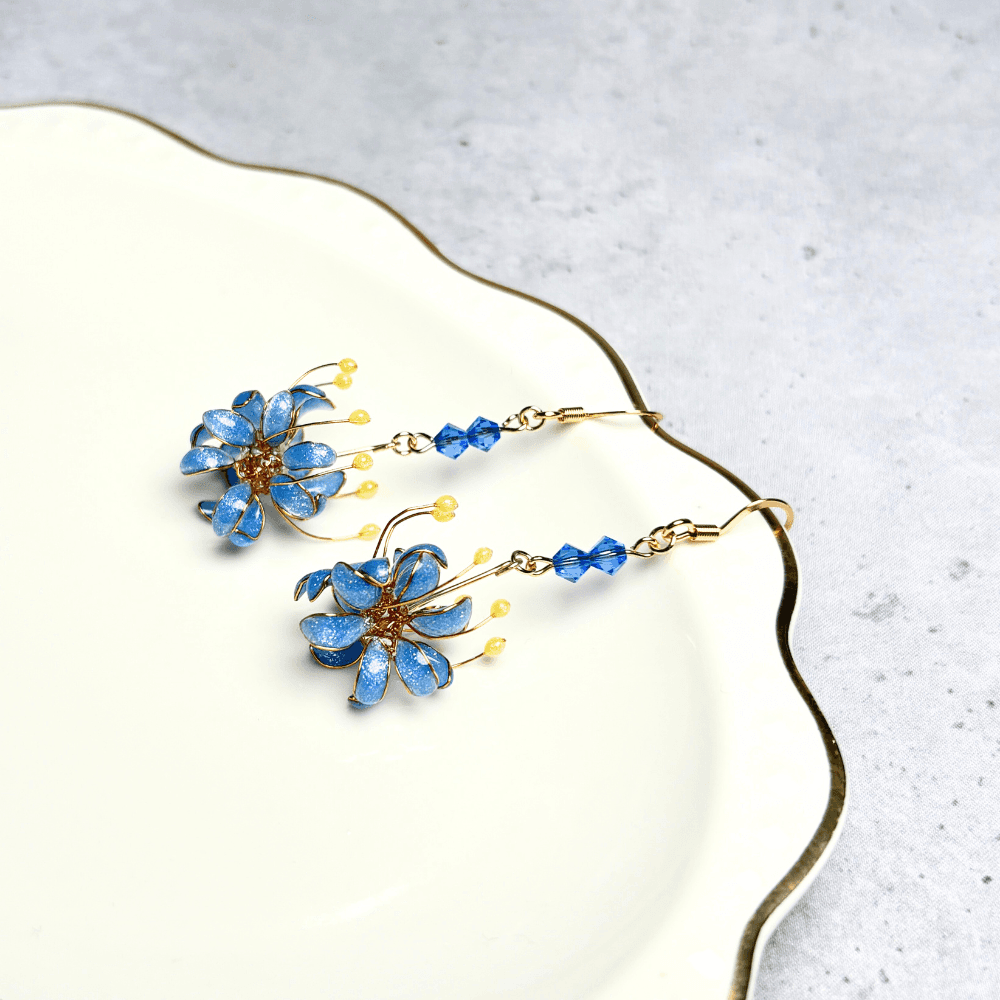 【彼岸花／曼珠沙華】イヤリング ブルー／ニッケルフリー／青い2粒のストーン／レジン×ワイヤー／幻想的な青／和装／受注製作 | 5枚目